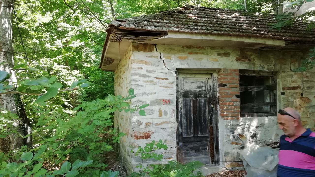 Продажба на планинска куќа објект на Планина Кожув